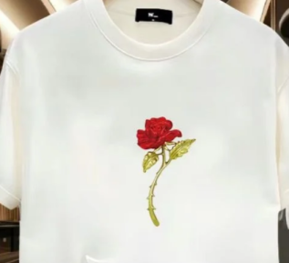 逆刺成爱-这款玫瑰印花短袖T恤，用态度诠释坚韧与温柔